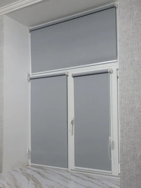 Rulouri gri pe ferestre de dimensiuni diferite