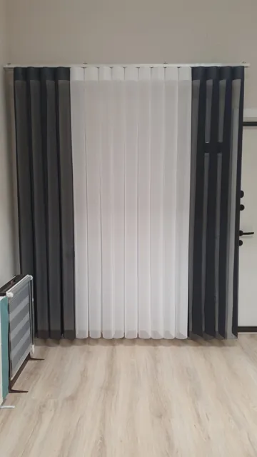 Jaluzele-perdele albe între draperii închise la culoare