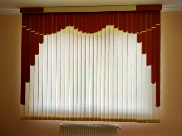 Jaluzele verticale cu decor roșu și crem