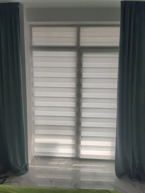 Jaluzele Zi-Noapte pe ferestre înalte, lângă draperii verzi