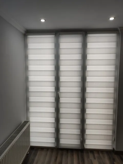 Jaluzele Zi-Noapte albe pe un geam până la podea