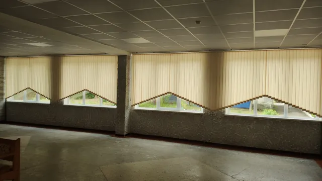 Jaluzele verticale crem cu margine decorativă