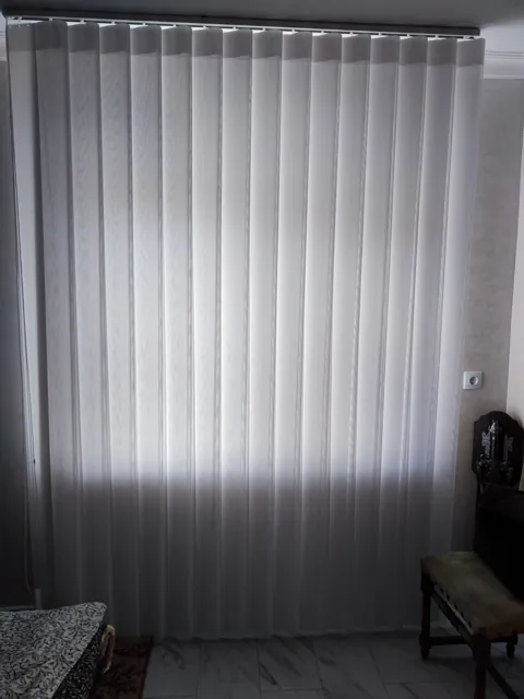 Jaluzele-perdele albe, vedere din cameră