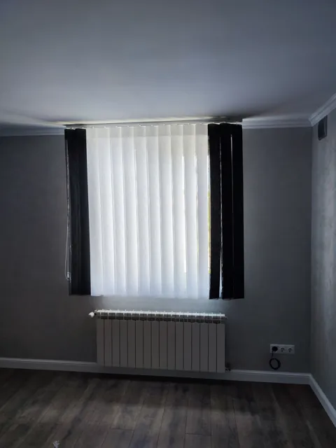 Jaluzele-perdele albe între două draperii gri