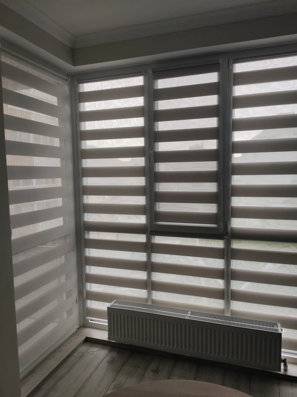Jaluzele Zi-Noapte pe ferestrele unui balcon